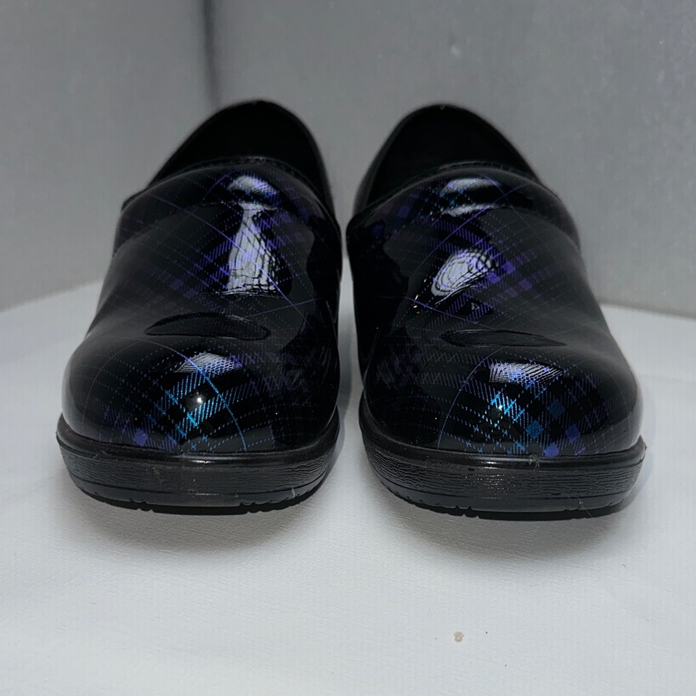 Savvy Women's Black and Blue Slip-resistant clogs sz 6 EUC - Picture 3 of 9